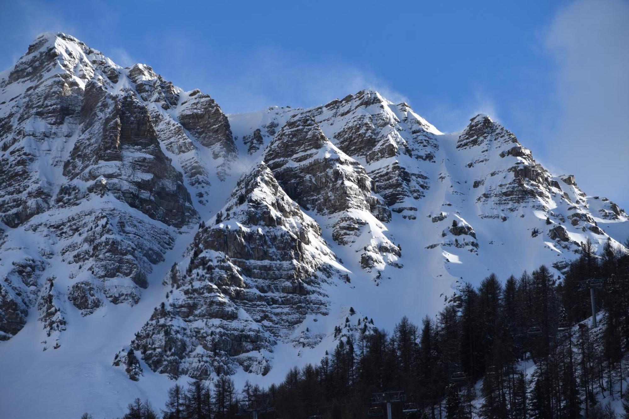 Le Schuss Montagne En Bas Des Pistes